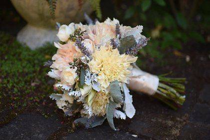 Yellow toned wedding flowers | Photography by Dana Hargitay