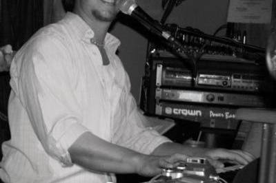 Johnny Breeze Professional DJ, Acoustic Guitar & Piano