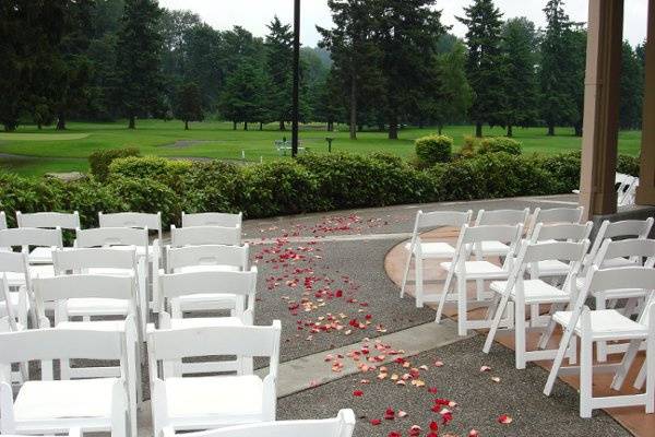 Our outdoor ceremony space on the golf course offers a covered pavilion area just in case the Northwest weather does not cooperate on the day of.