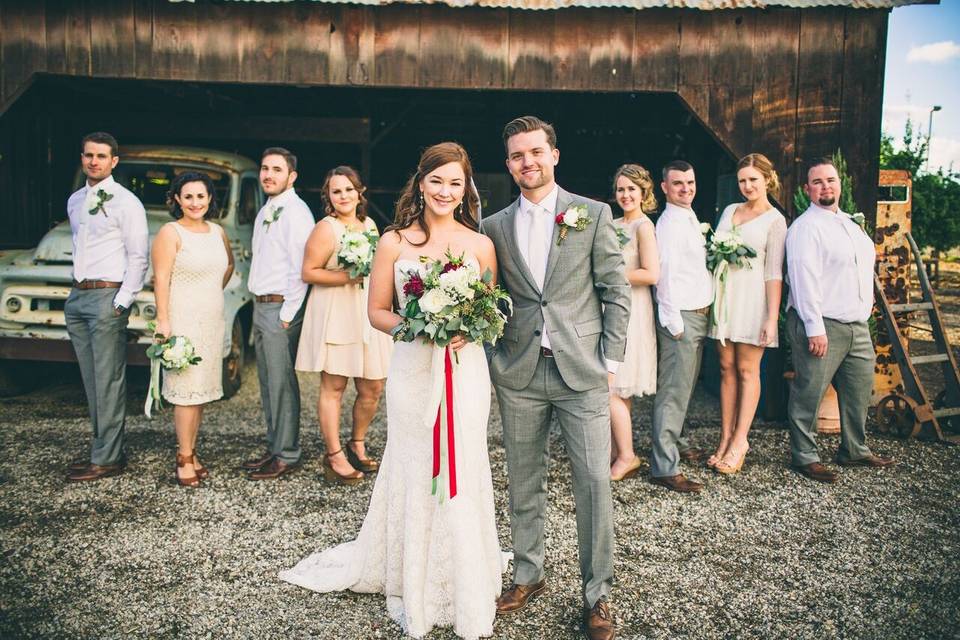 Couple with bridesmaids and groomsmen