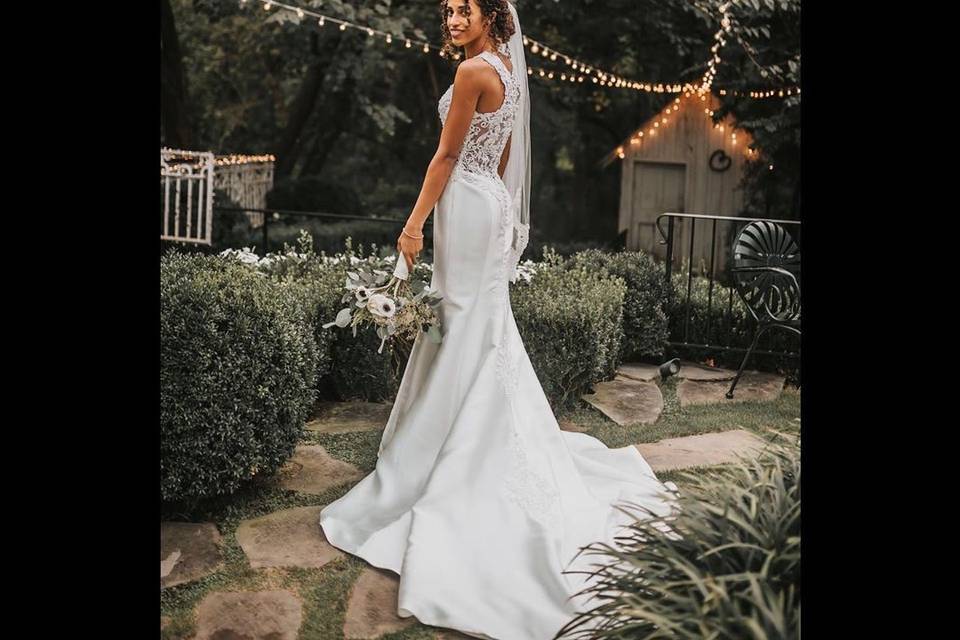 Bridal portrait in the garden