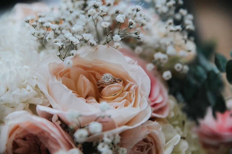 Bridal wedding ring on the bouquet