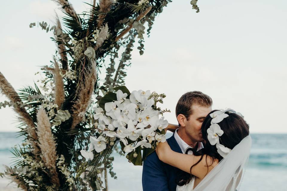 Newlywed kiss - Tulum