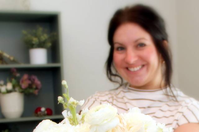 I love a simple white bouquet!