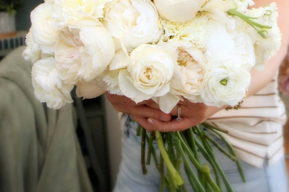 I love a simple white bouquet!
