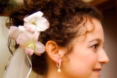 Curly hair updo with flowers