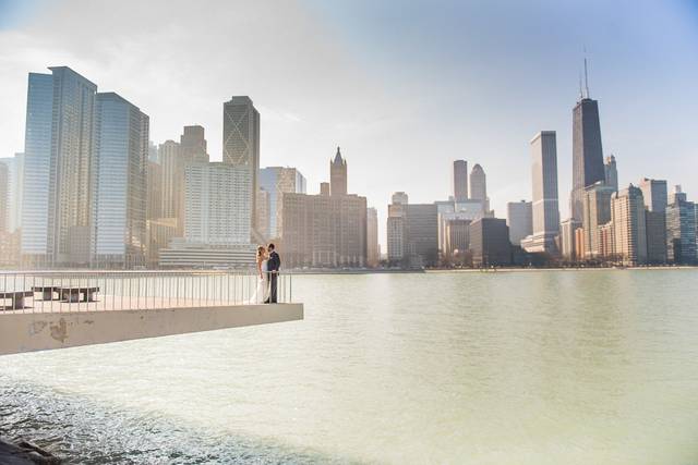 Couple by the water - VisualEtiquette