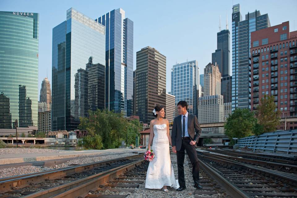 Holding hands in the city - VisualEtiquette