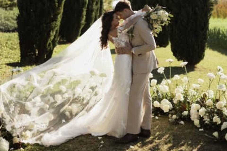 First kiss under the Tuscan su