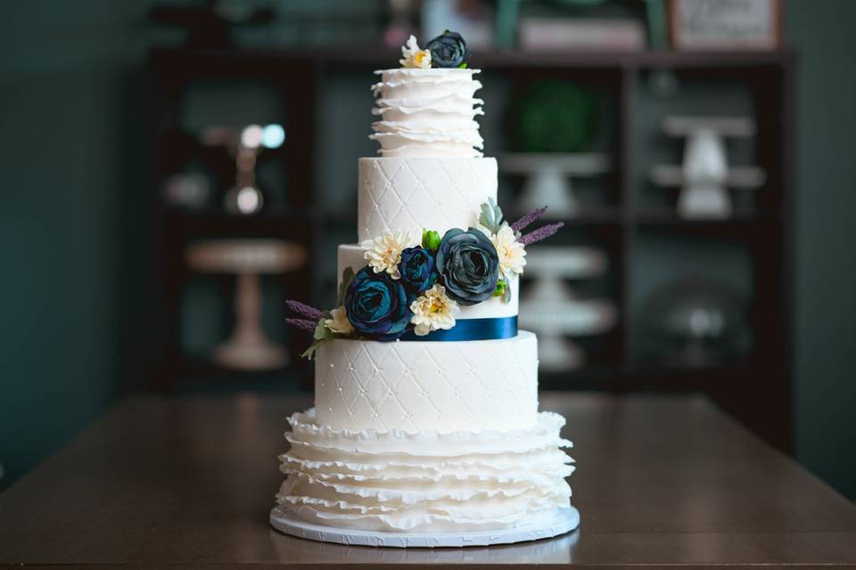 Fondant wedding cake+ruffles