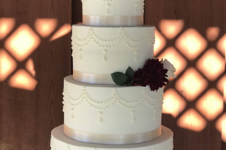 Buttercream cake with piping