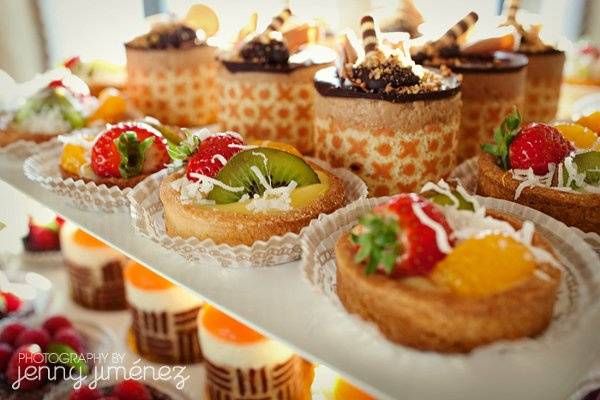 Petite gateaux and tartlets, customized for your event.