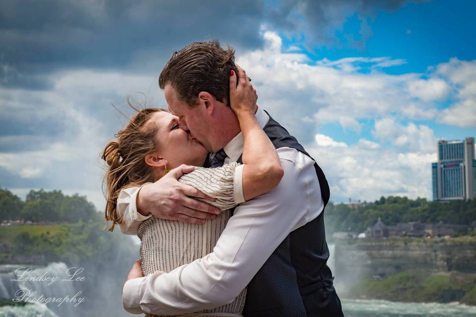 Such love!  Right at Niagara Falls State Park, NY...the honeymoon capital of the world!