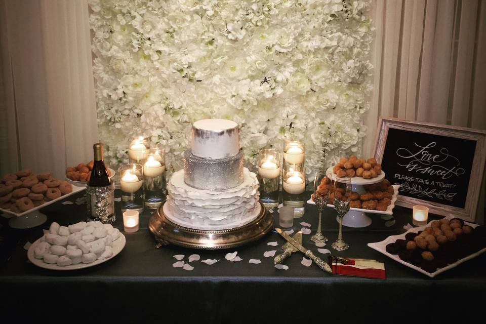 Flowerwall and gold drapes for dessert table backdrop