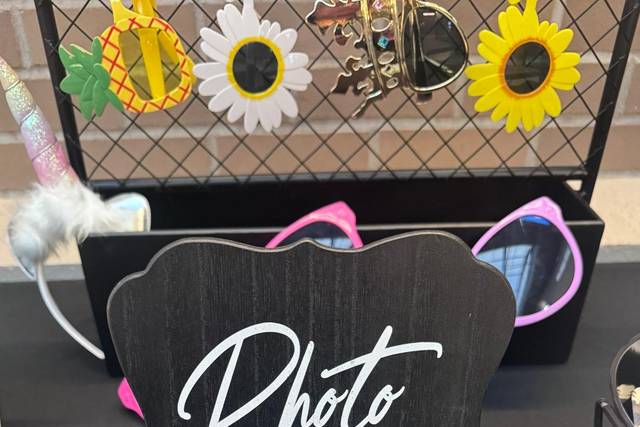 Photo booth prop table