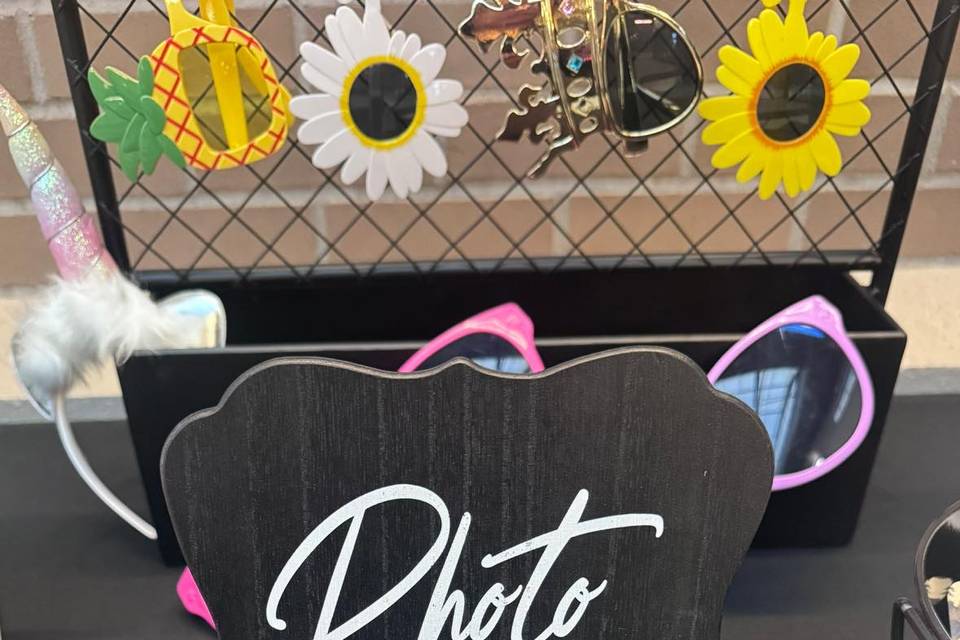 Photo booth prop table