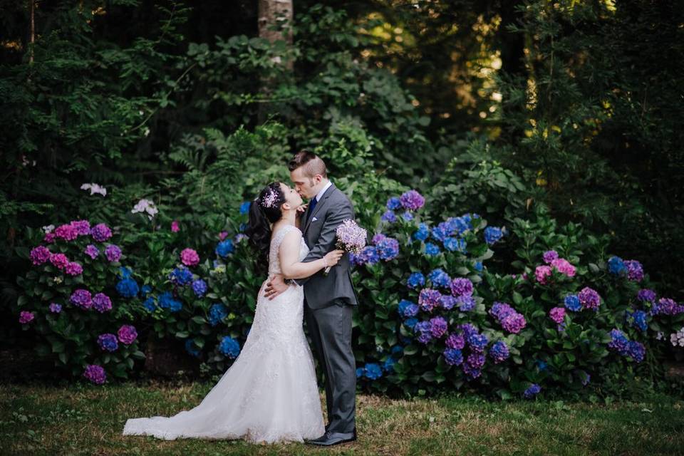 A Formal Black-and-Gold Wedding Outdoors in Indiana