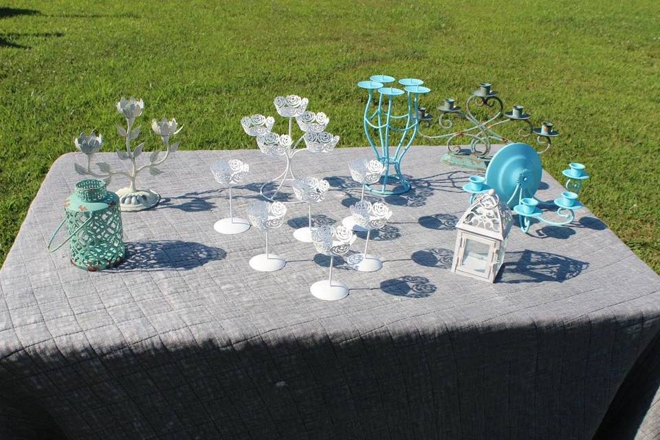 Candle holders in white and turquoise.
