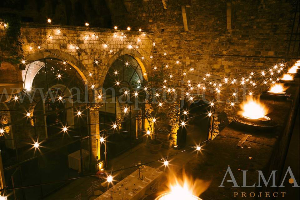 ALMA PROJECT 24/7 @ Castello di Vincigliata - Courtyard Bulbs production - Amber uplights ground floor and first balcony - Photo Art Wedding Story - 242