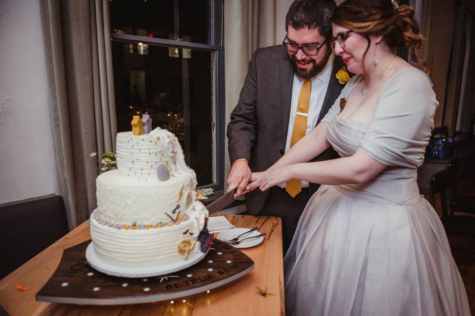 Slicing the cake | Rose Trail Images
