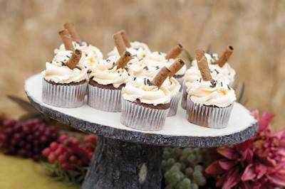 Rustic Log Cake Stand http://www.littlethingsfavors.com/rulogcast.html