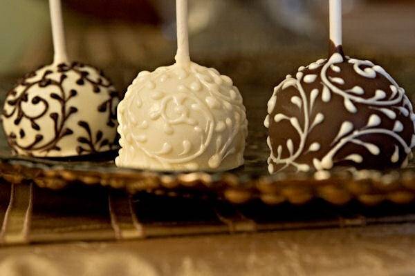 Our delicious brownie pops are a decadent favor indulgence for both you and your guests. Each brownie is handmade with a brownie center, lovingly coated with delicious chocolate (in white, milk or dark) and then adorned with intricate filigree scroll patterns.