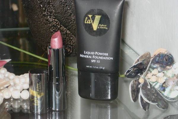 Window Display at Burgevin Floral Shop, Kingston, NY
Featuring:
laV Liquid Mineral Powder Foundation
Tease Lipstick
