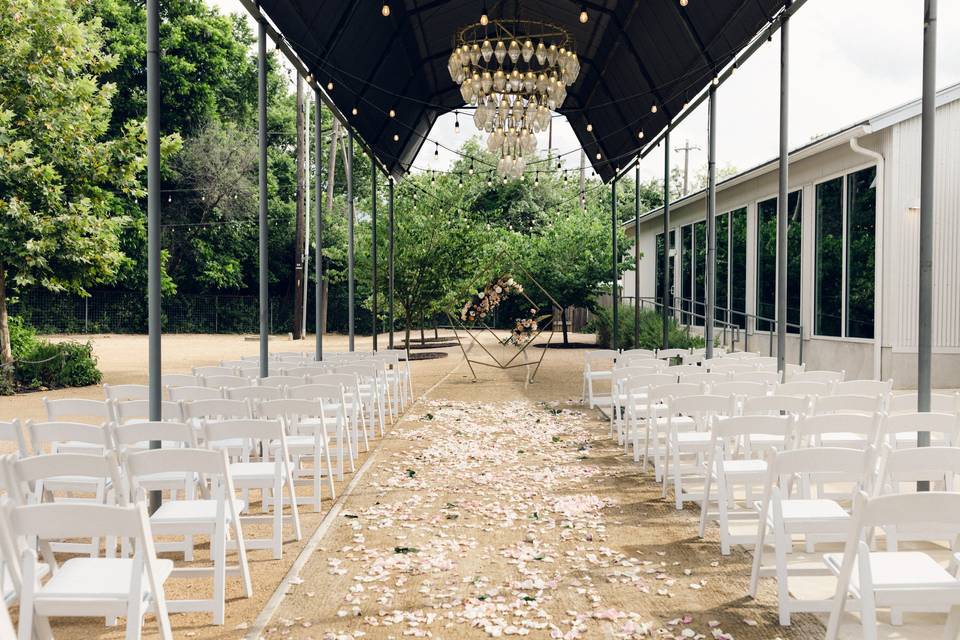 Romantic outdoor ceremony