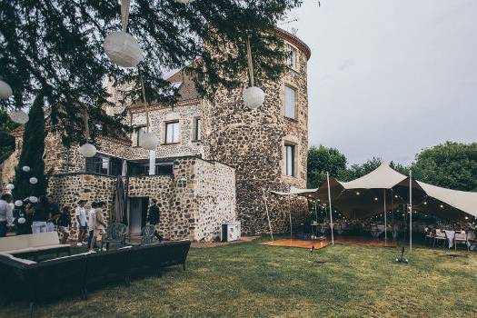 The stretch tent marquee can welcome up to  100 guests for diner.