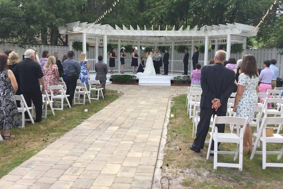 A stunning outdoor ceremony