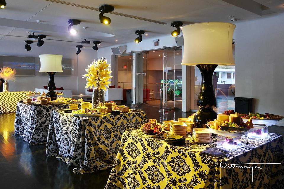 Using large lamps for buffet tables decor