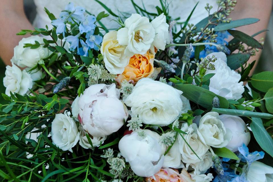 White and orange flowers | Photography: Littlewing Studio