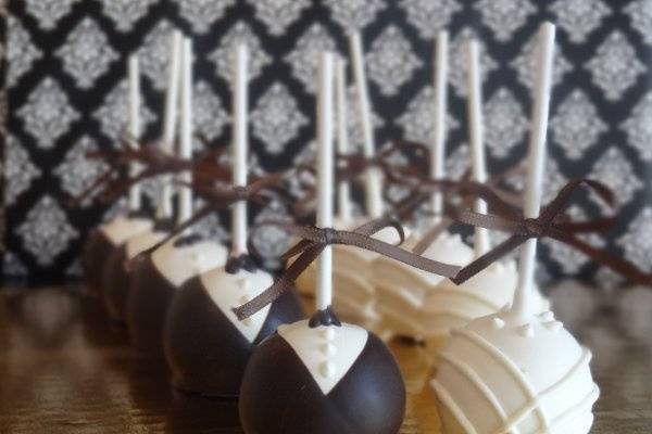 Groom and bride popsicles