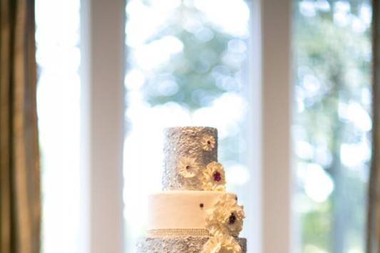 Wedddg cake with a silver layer