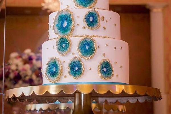Weeding cake with touches of teal
