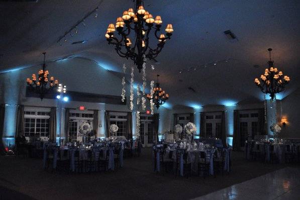 The Riverhouse at Goodspeed Station, light blue up-lighting, centerpiece pinspotting.