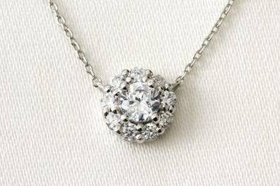 Glint Flower CZ Necklace -- Silver
Hand set pave crystals form a flower pendant on a sterling silver chain.  Pair with the Glint Flower CZ Earrings for the perfect amount of sparkle. 17