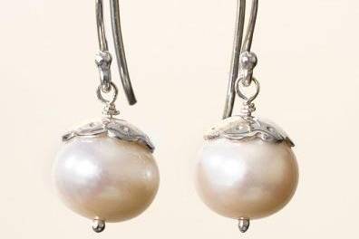 Pearl Drop Earring -- Ivory/Silver
Delicate freshwater pearl drop earrings with sterling silver cap.
http://www.stelladot.com/sites/gargi/productcatalog?page=productdetail&sku=E1013S
