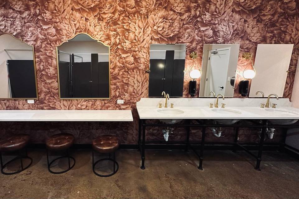 Women's Restroom Beauty setup