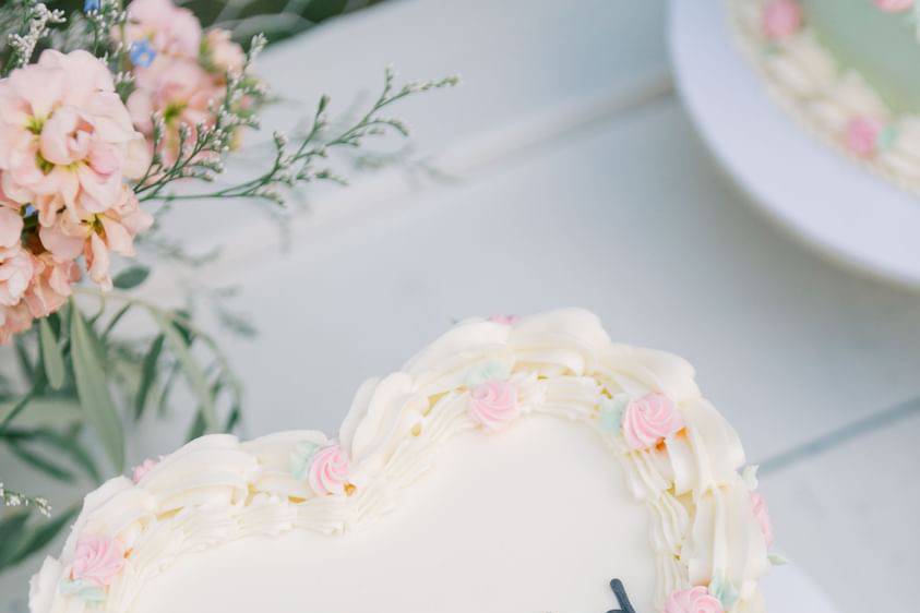 8 inch Heart Vintage Rose Cake