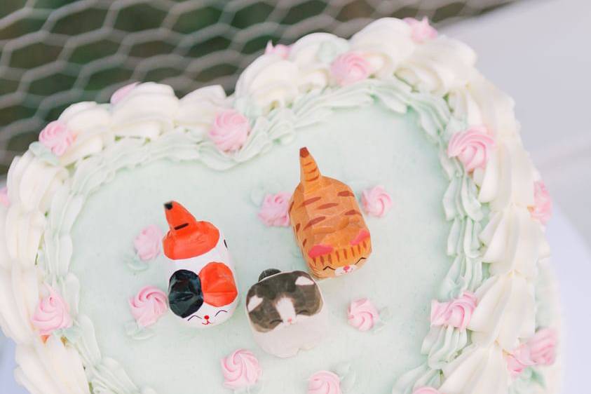 8 inch Heart Vintage Rose Cake