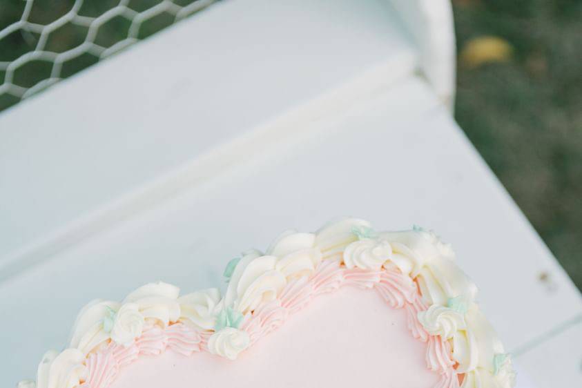 8 inch Heart Vintage Rose Cake