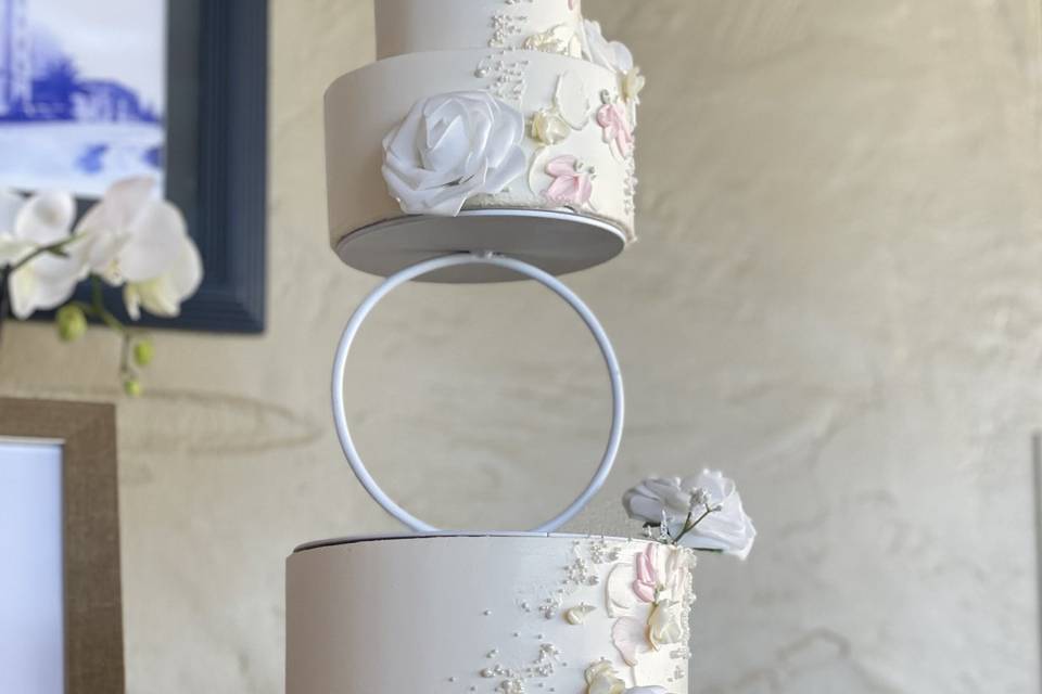 3 tier cake with floating tier