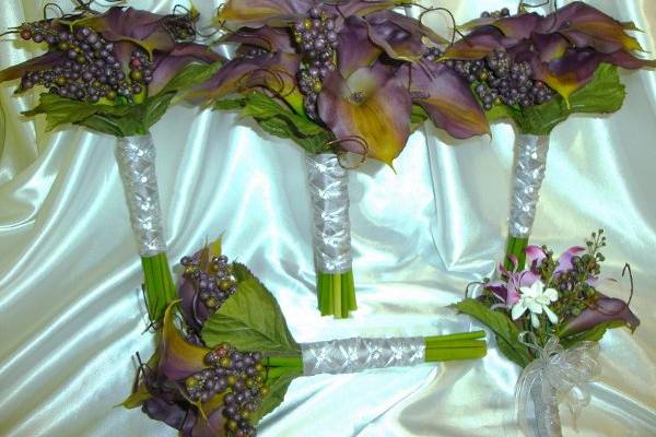 The pictures do not show the beauty of these purple silk calla lilies.  The bouquets all have purple calla lilies with purple berries as accents.  The stems are wrapped in silver satin and sheer ribbon.  A beautiful combination.