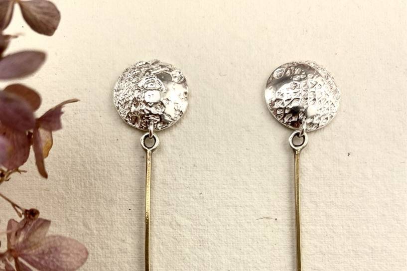 Lace Posts with Gold Drop