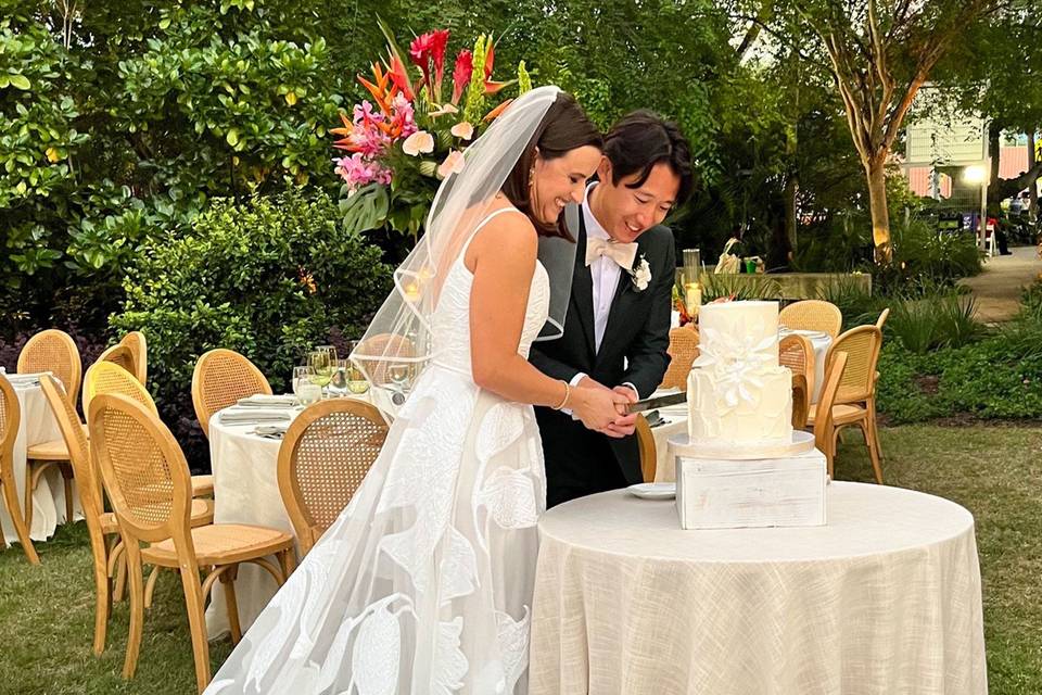 Garden wedding cake cutting