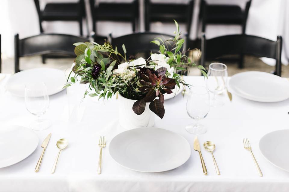 White and black table decor