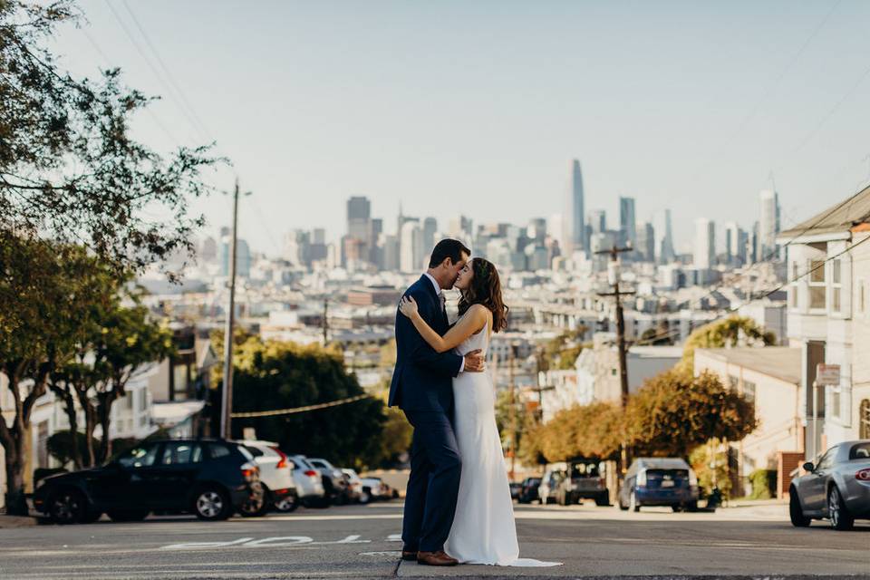 San Francisco wedding kiss