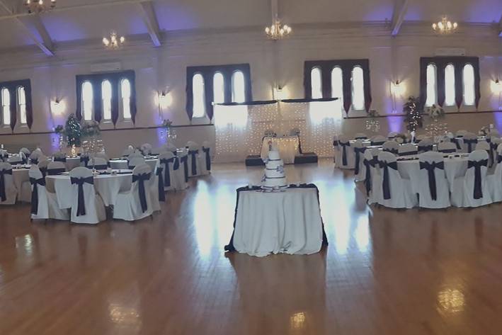 Table setting and wedding cake