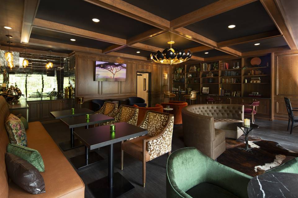 Concierge Lounge 21+